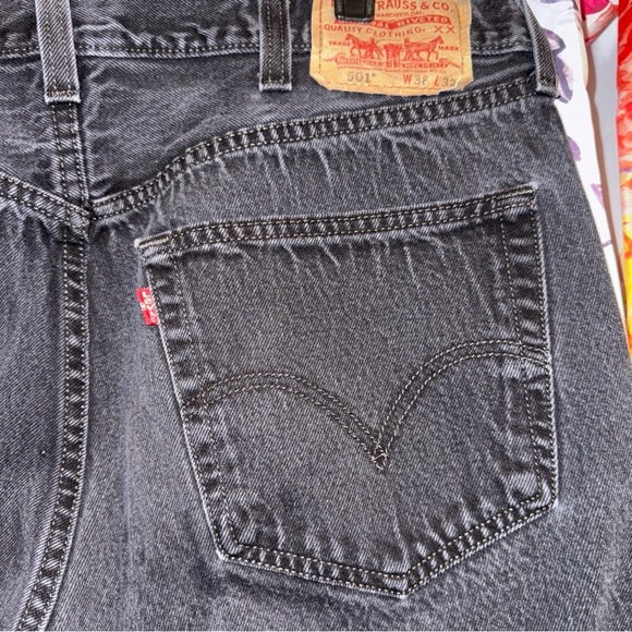 Levi's 501 Button-Fly Men’s Denim Jeans - Picture 3 of 6